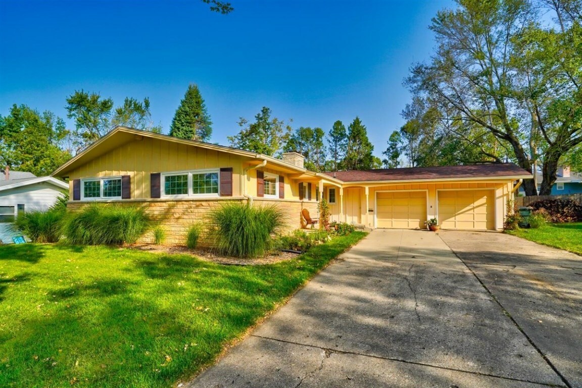 Property Photo: 3102 Terry Drive SE IA 52403