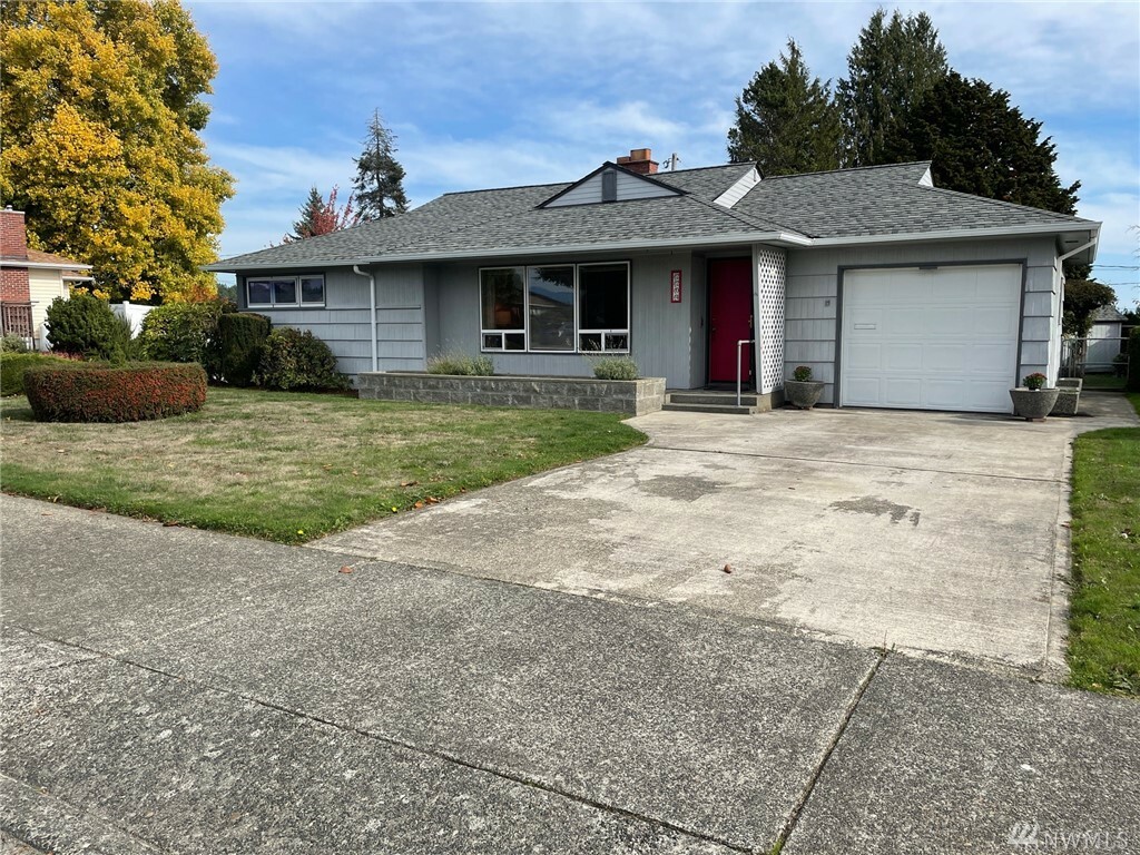 Property Photo:  2204 Nipsic Ave  WA 98310 