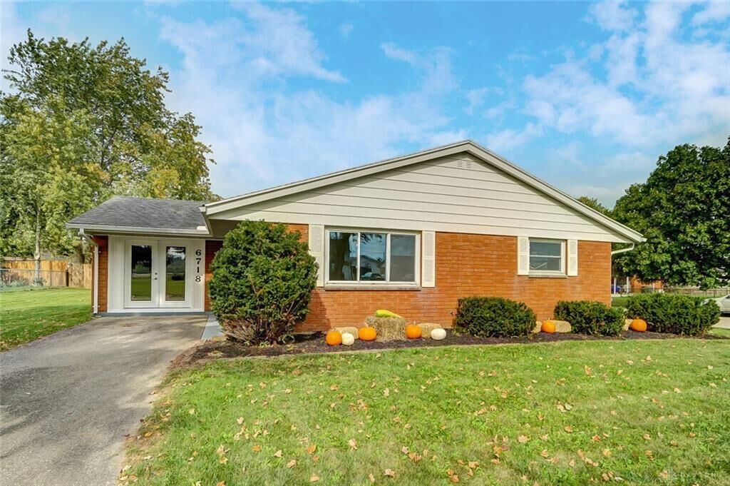 Property Photo: 6718 Sterling Drive OH 45323