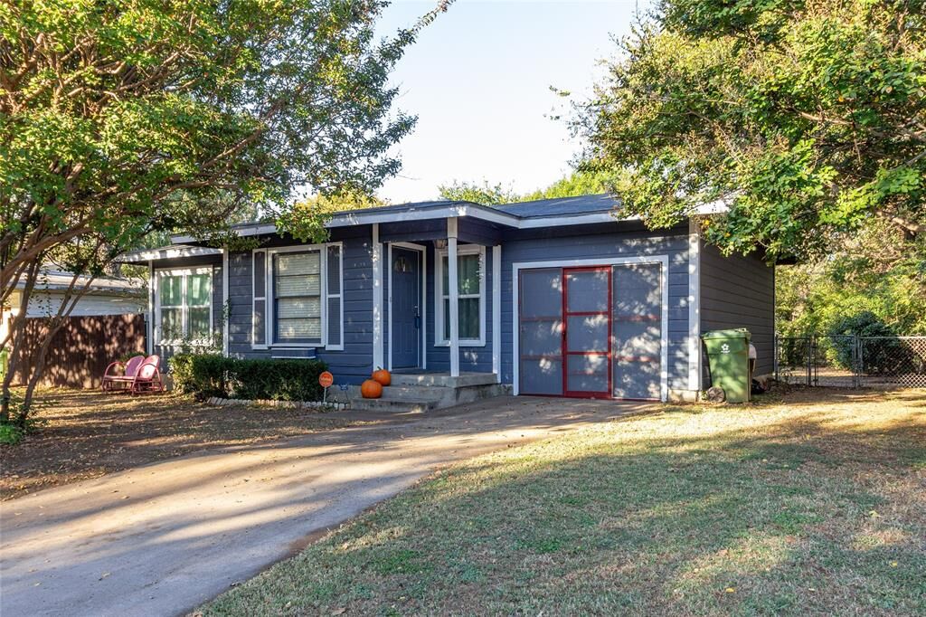 Property Photo: 225 Terry Road TX 76053