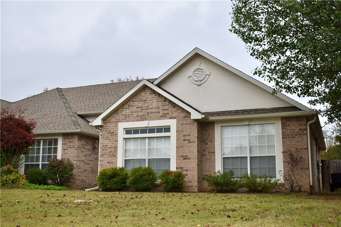 Property Photo:  907 N Quail Terrace  AR 72756 