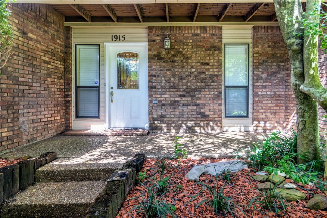 Property Photo:  1915 N East Oaks Drive  AR 72701 