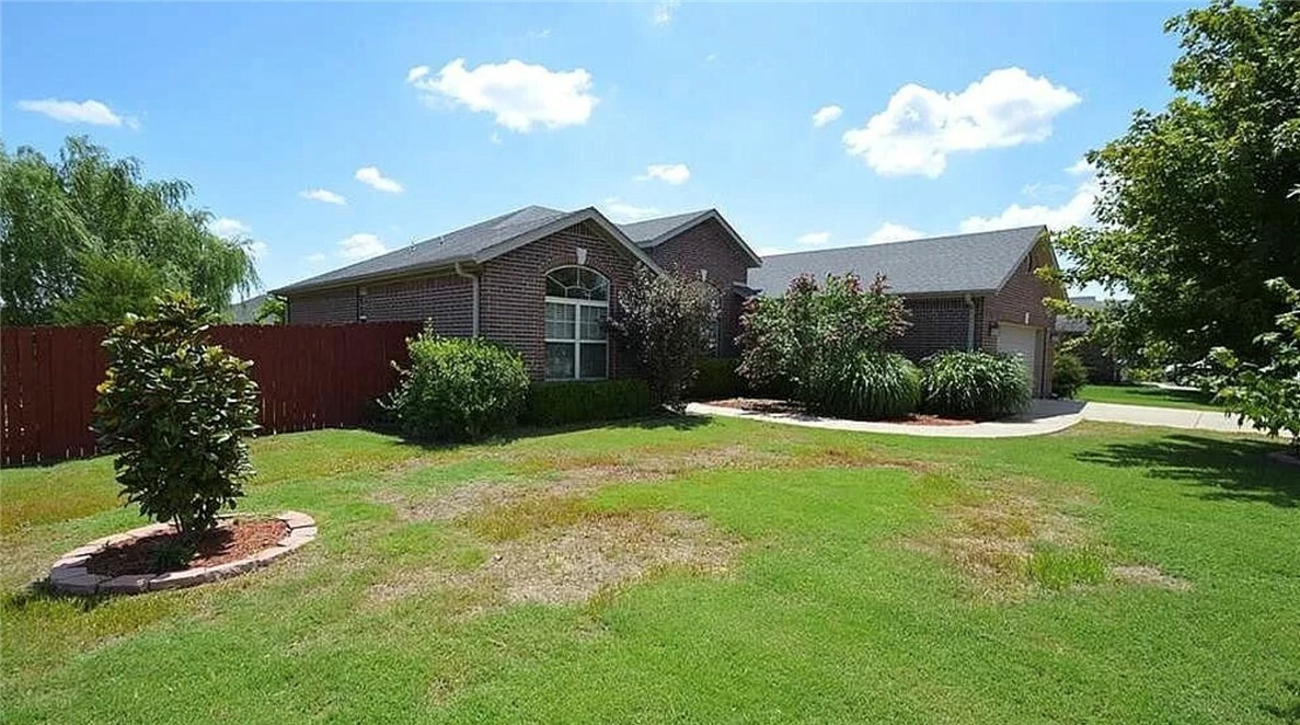 Property Photo:  1801 SW Sequoia Street  AR 72713 