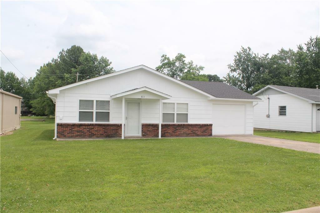 Property Photo:  813 S Carl Street  AR 72761 