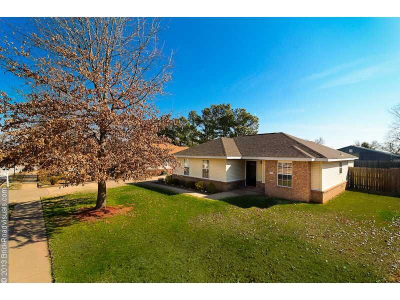 Property Photo: 1326 N Tradition Avenue AR 72704