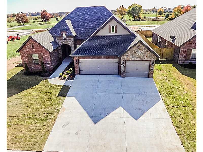 Property Photo: 3202 SW Mahogany Avenue AR 72712