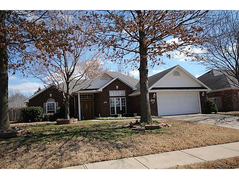 Property Photo:  1211 N Oriole Street  AR 72756 