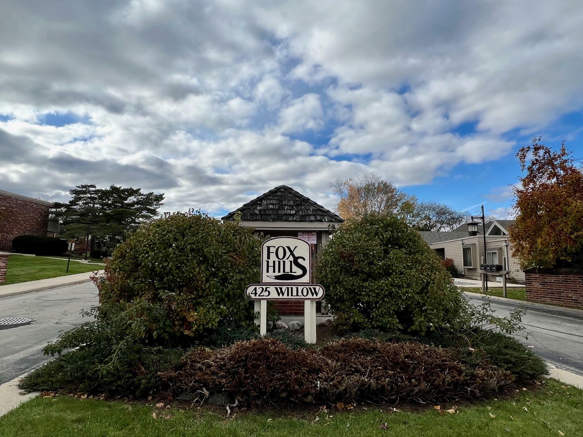 Property Photo: 425 W Willow Ct 110 WI 53217