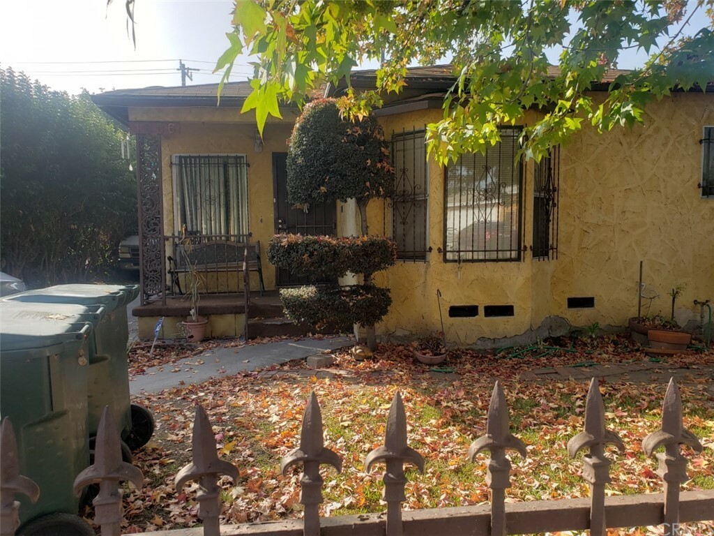 Property Photo:  1606 E 82nd Street  CA 90001 