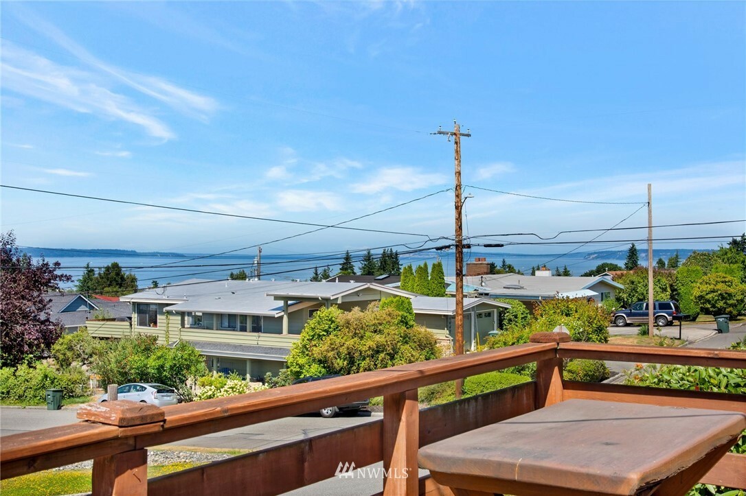 Property Photo:  1109 B Avenue S  WA 98020 