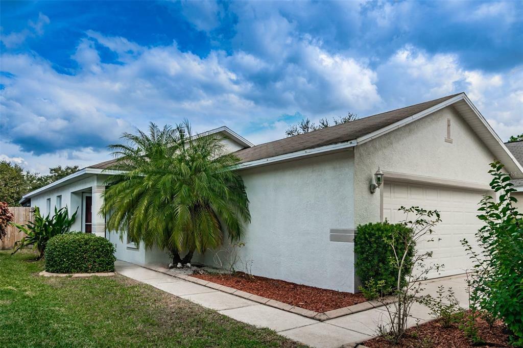 Property Photo:  7606 Clovelly Park Place  FL 33572 