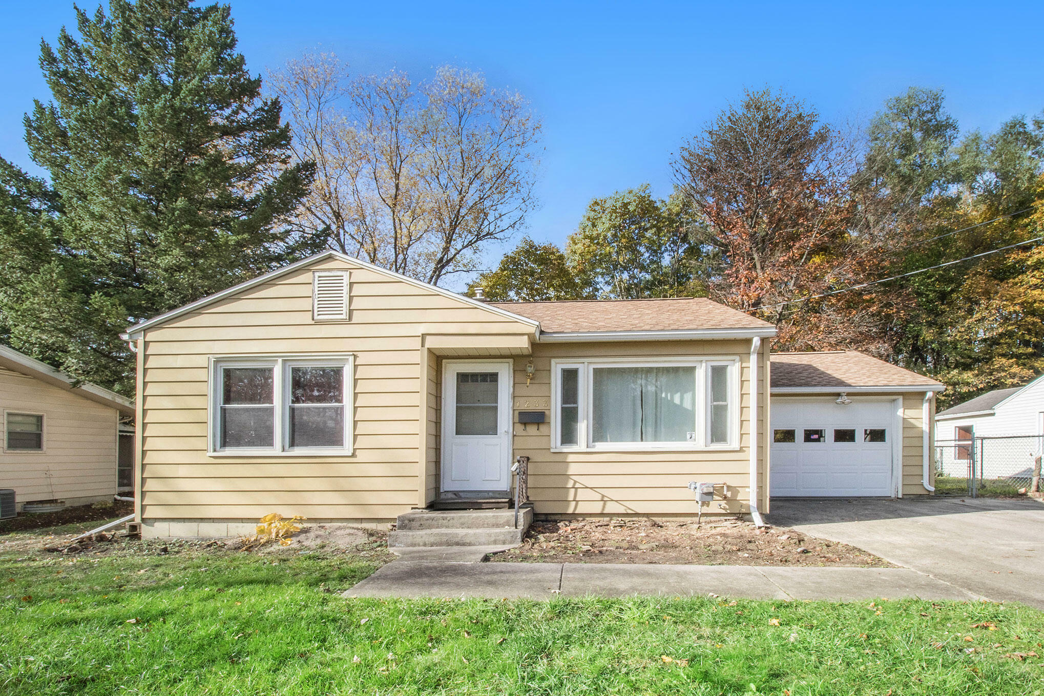 Property Photo:  1233 Craft Avenue  MI 49048 