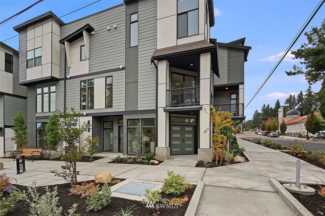 Property Photo: 21511 50th Avenue W E WA 98043
