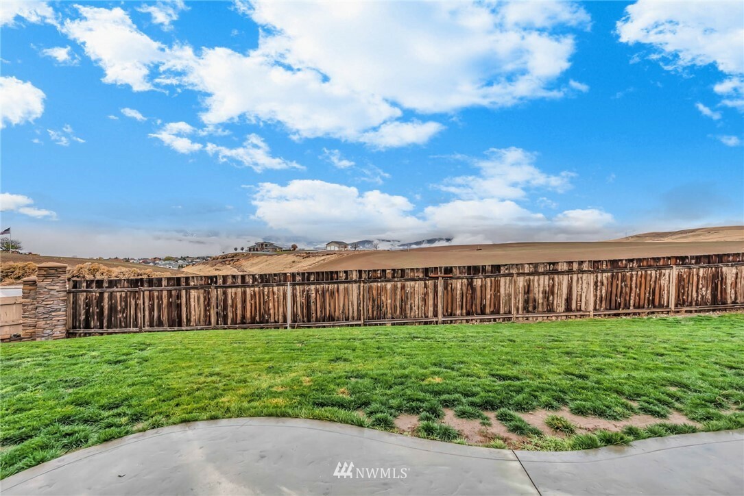 Property Photo: 1308 Tractor Loop WA 98802