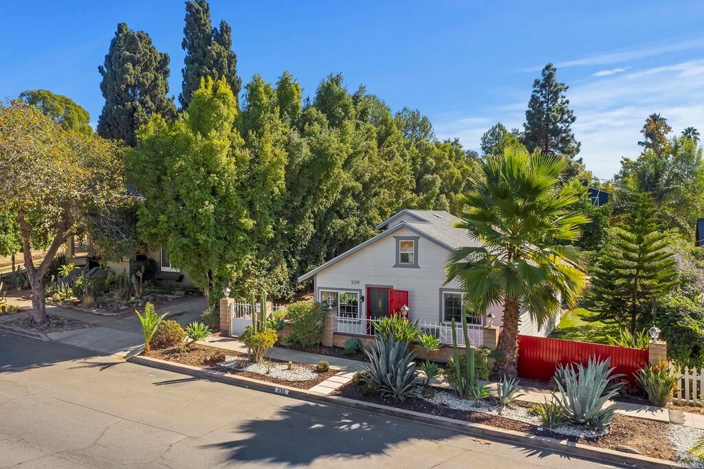 Property Photo:  539 E 5th Avenue  CA 92025 