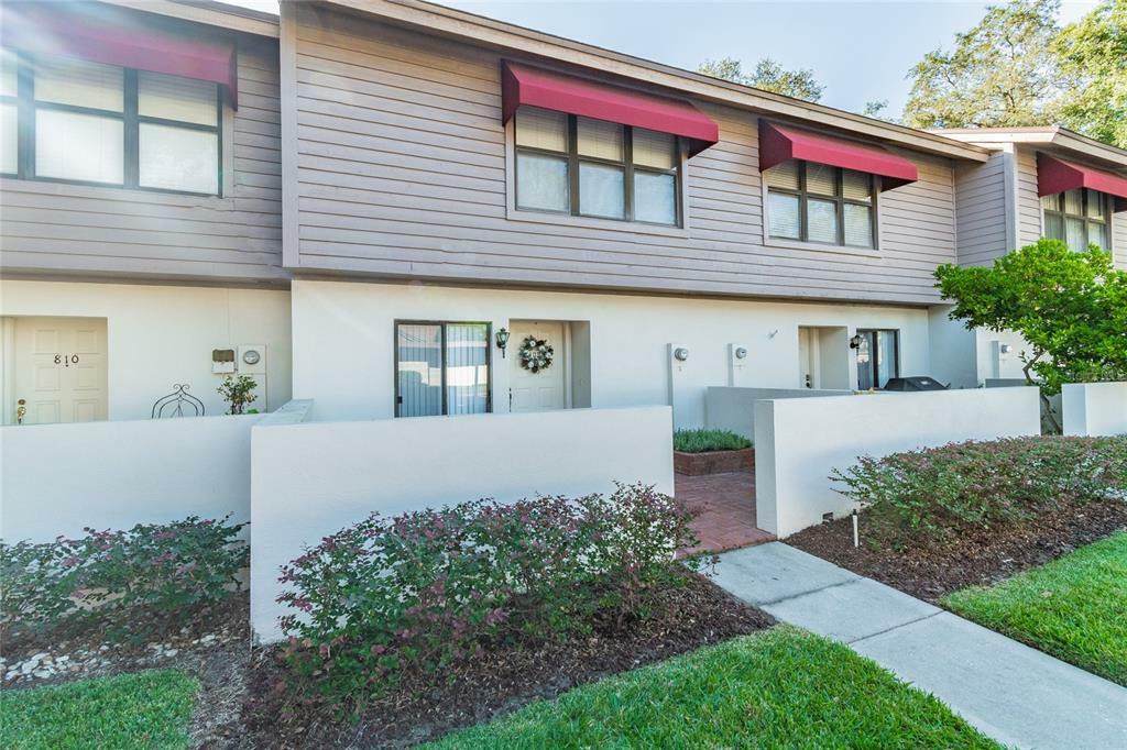 Property Photo:  808 Oak Park Place  FL 33511 