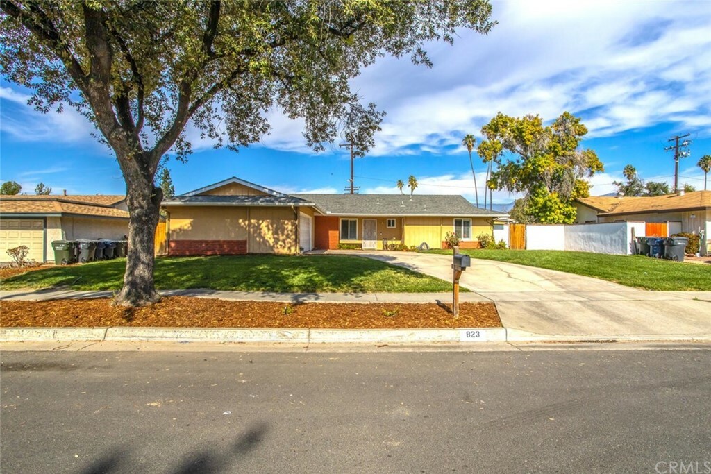 Property Photo: 823 Harvard Court CA 92374