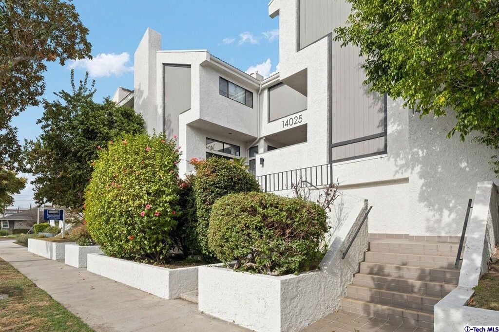 Property Photo: 14025 Riverside Drive 7 CA 91423