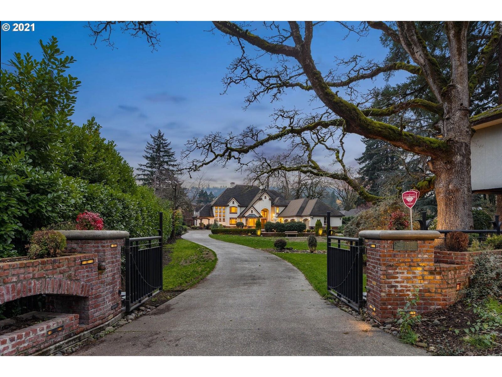 Property Photo: 1711 SE Oak Shore Ln OR 97267