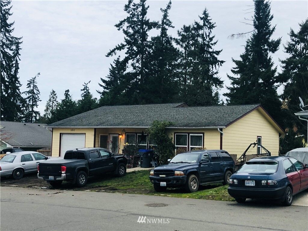 Property Photo:  1011 Village Place  WA 98362 