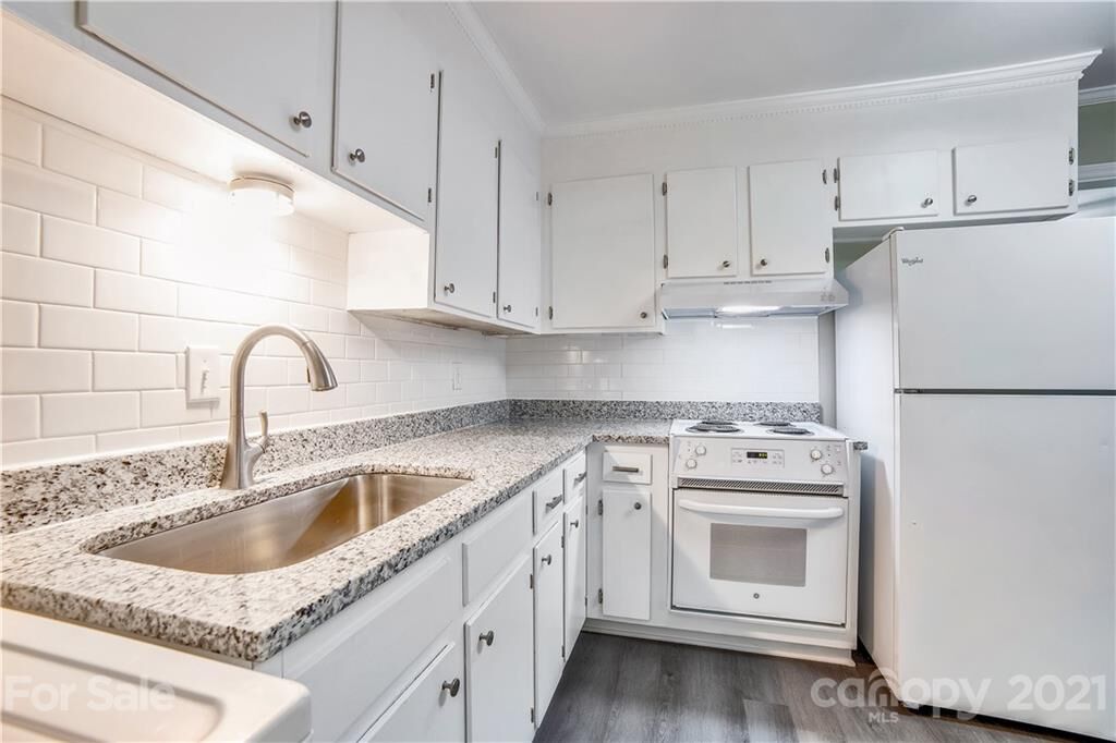 Property Photo:  406 Edgegreen Drive  NC 28217 