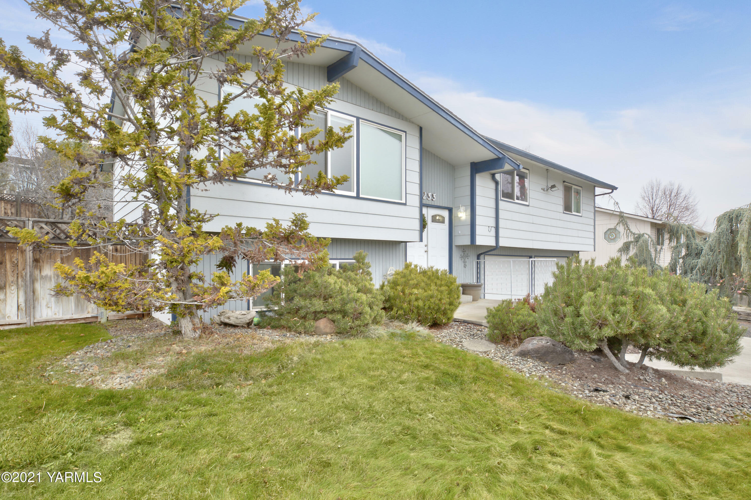 Property Photo:  233 S Ridgeway Dr  WA 98901 