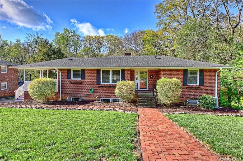 Property Photo:  1100 Seneca Place  NC 28210 