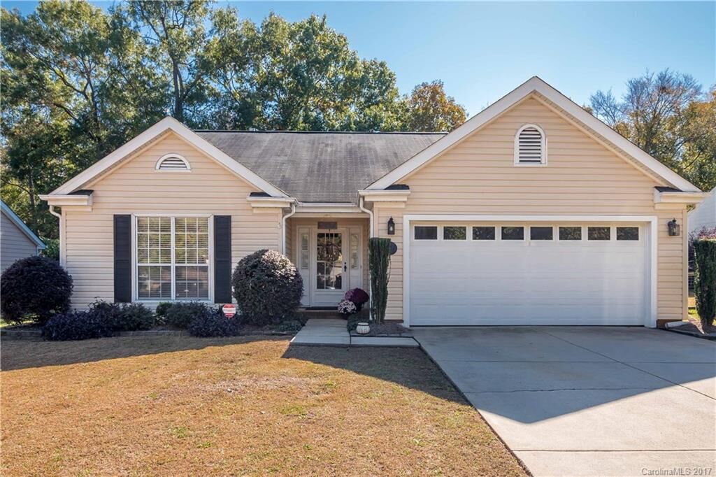 Property Photo: 13728 Poppleton Court NC 28273
