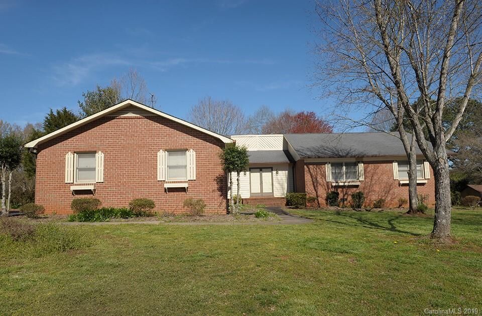 Property Photo: 1040 Quail Circle NC 28147
