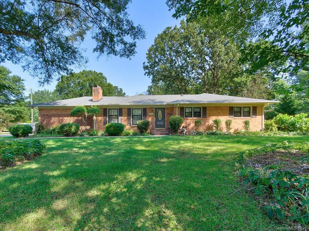 Property Photo: 414 Kimmswick Road NC 28214