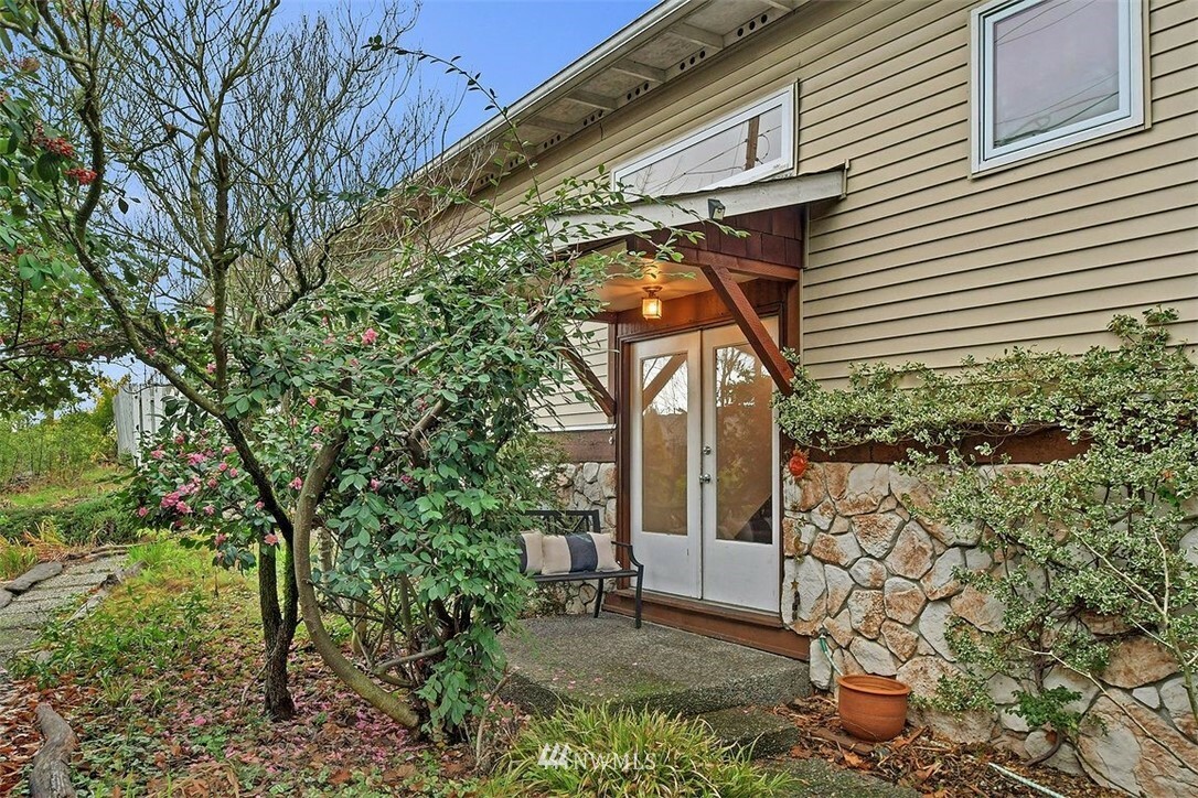Property Photo: 1139 9th Avenue S WA 98020