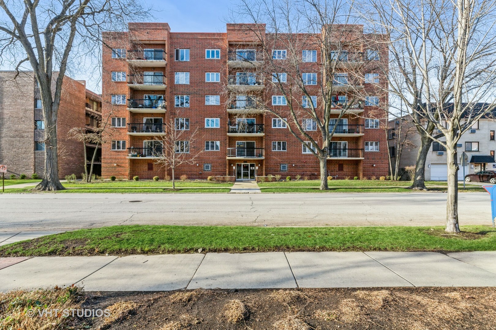 Property Photo:  820 Graceland Avenue 202  IL 60016 