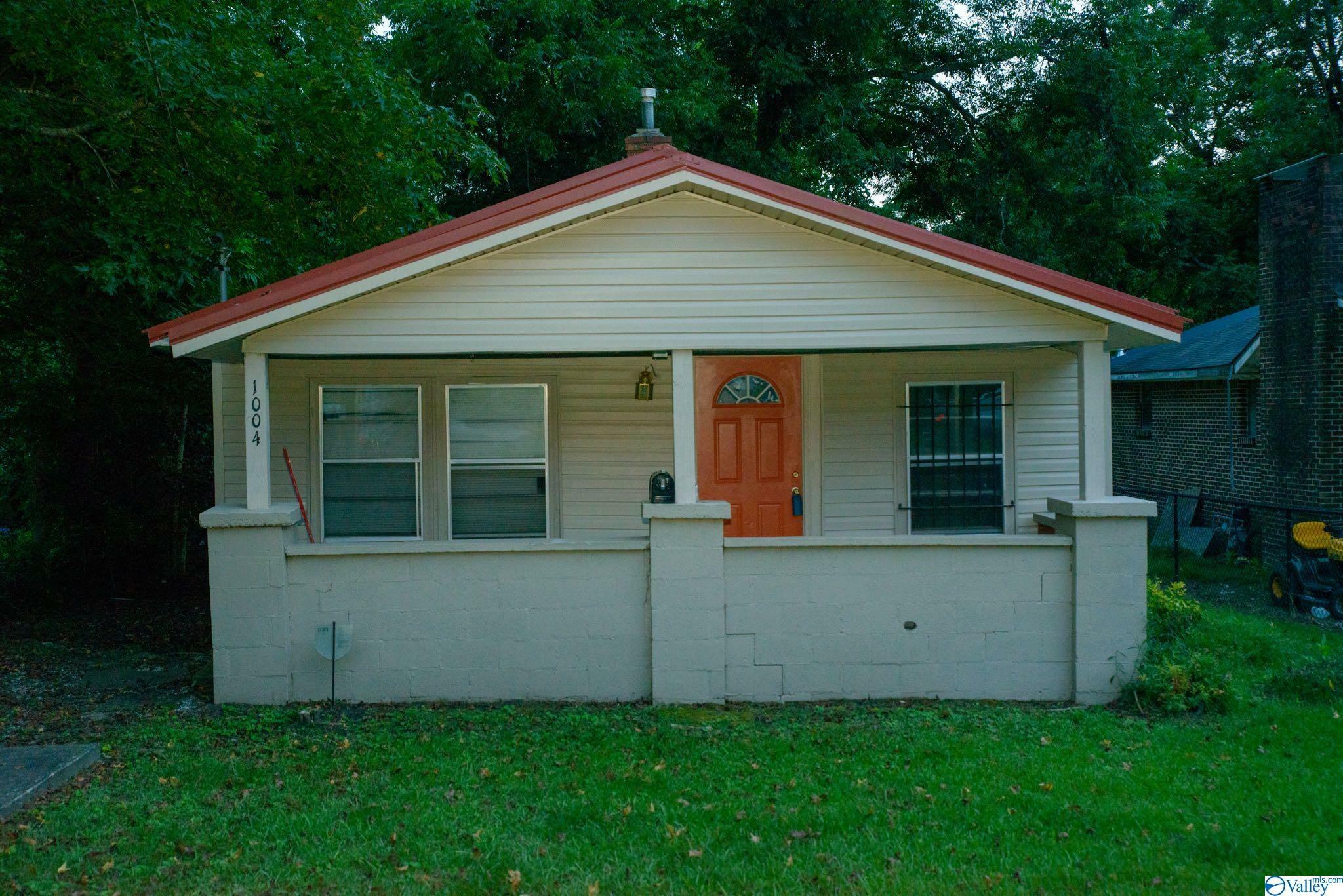 Property Photo:  1004 Avenue D  AL 35901 