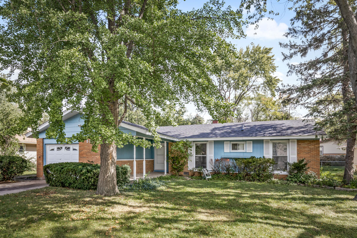 Property Photo:  575 W Elk Grove Boulevard  IL 60007 