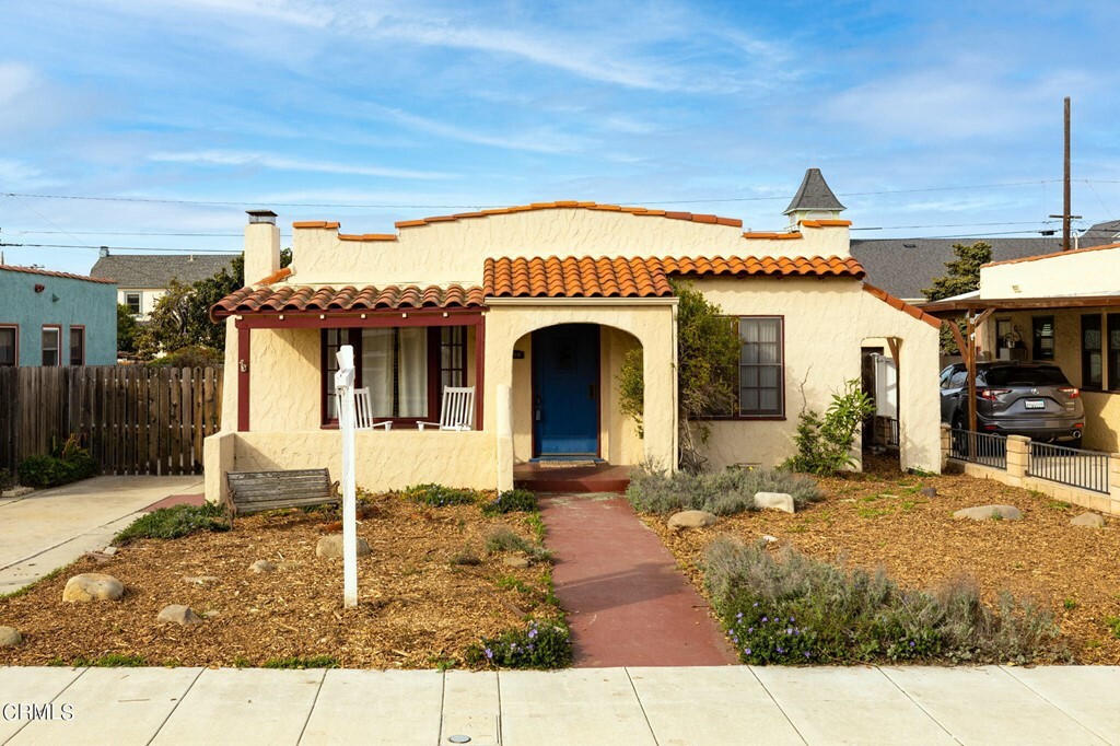 Property Photo:  199 S Catalina Street  CA 93001 