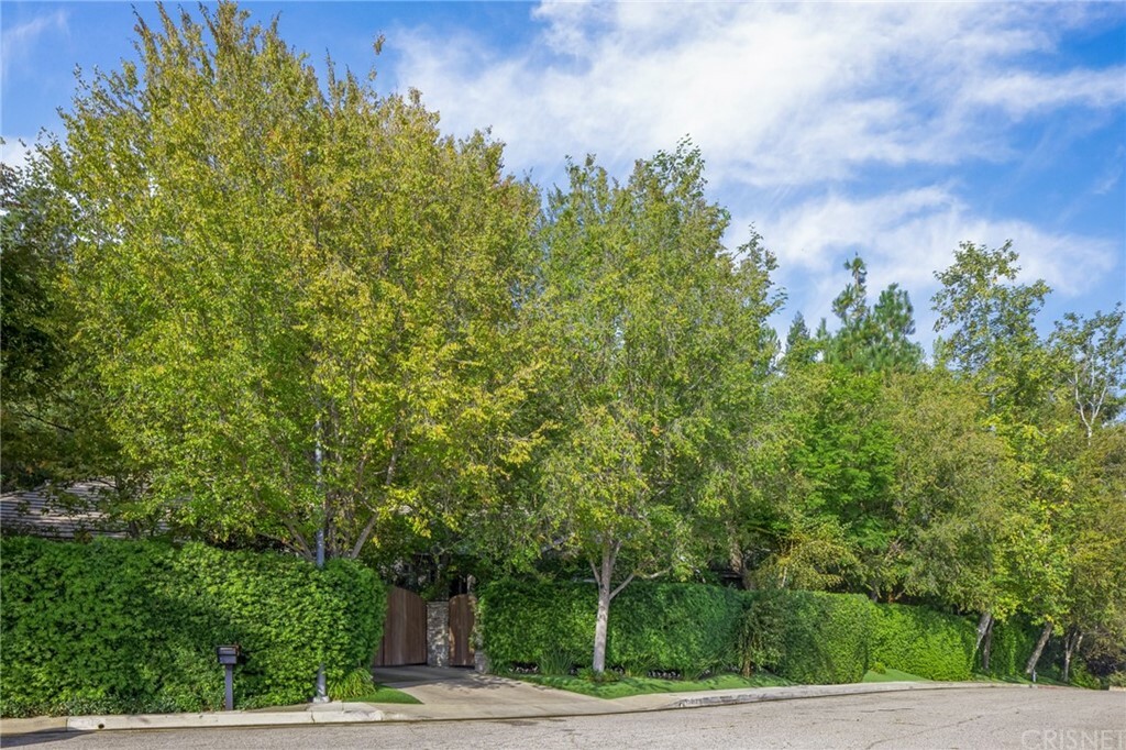 Property Photo:  19012 Dorlon Drive  CA 91356 