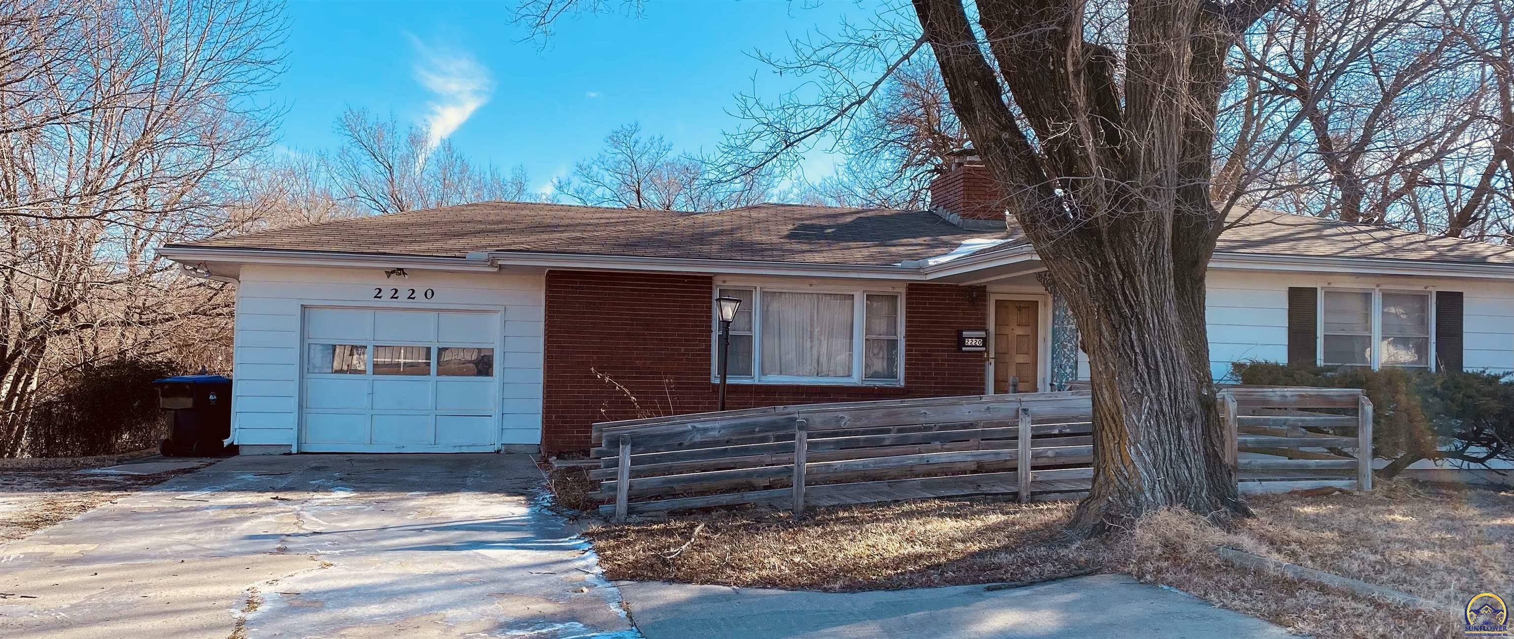 Property Photo:  2220 SE Adams St  KS 66605 