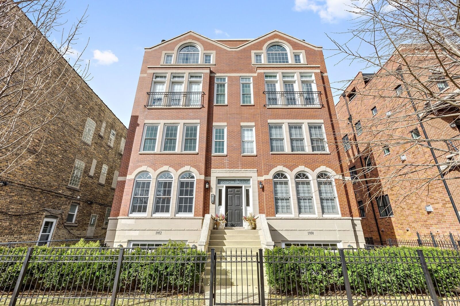 Property Photo: 1952 W Fletcher Street 1W IL 60657