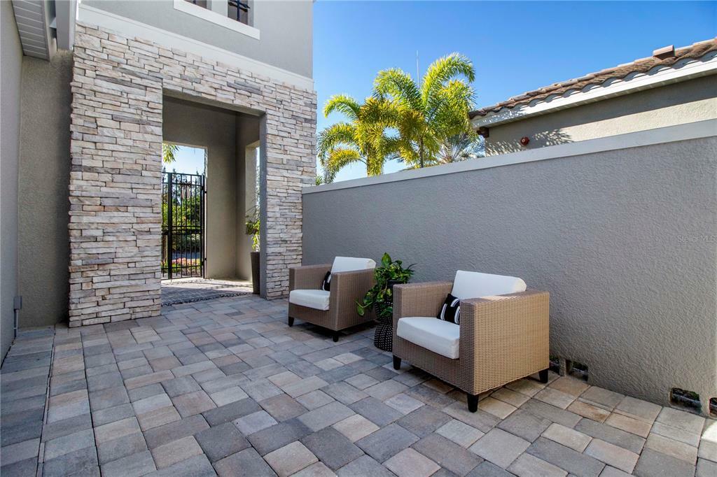 Property Photo: 4007 5th Avenue NE FL 34208