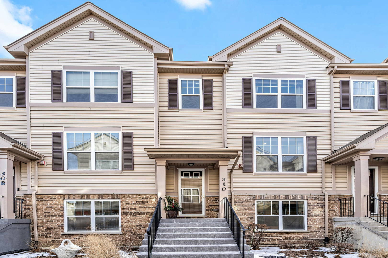 Property Photo: 310 Wildflower Street IL 60016