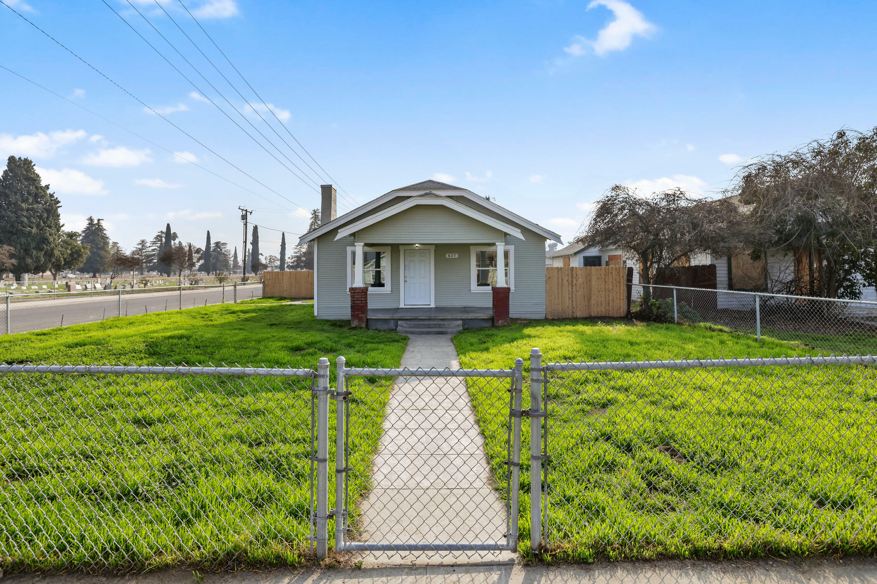 Property Photo:  827 E Inyo Avenue  CA 93274 