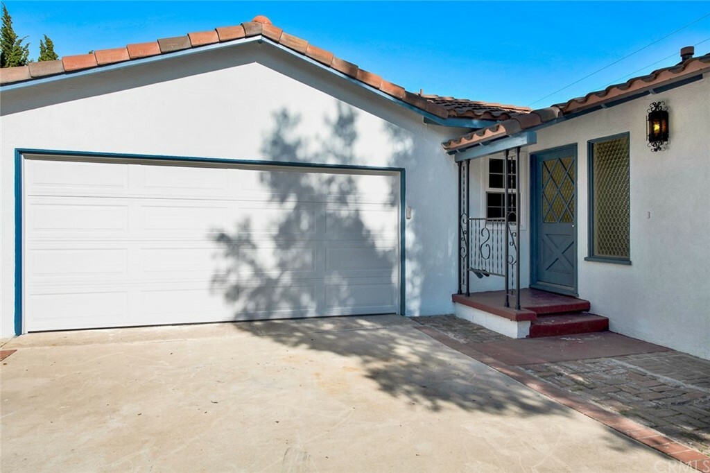 Property Photo:  2605 S Raitt Street  CA 92704 