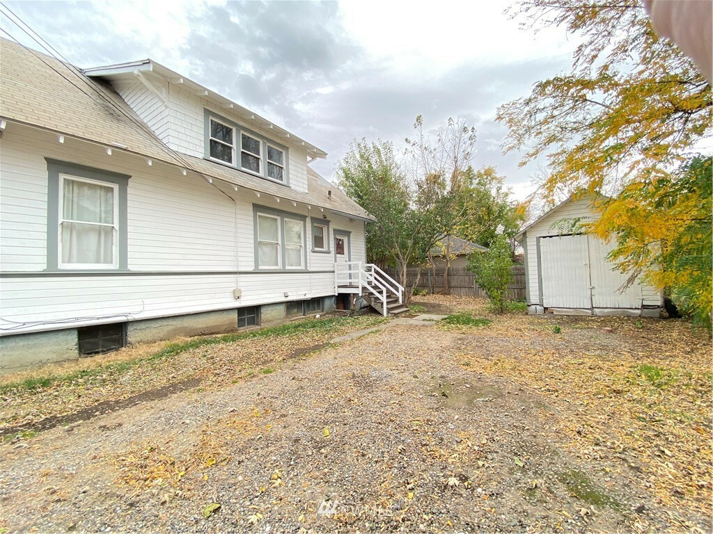 Property Photo:  326 SE 6th Street  WA 99362 