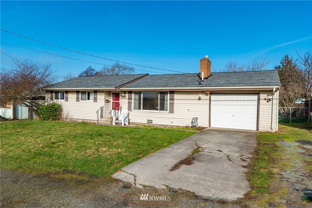 Property Photo:  950 SE 6th Avenue  WA 98277 
