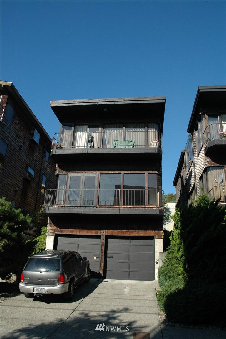 Property Photo:  2031 Waverly Place N 3  WA 98109 
