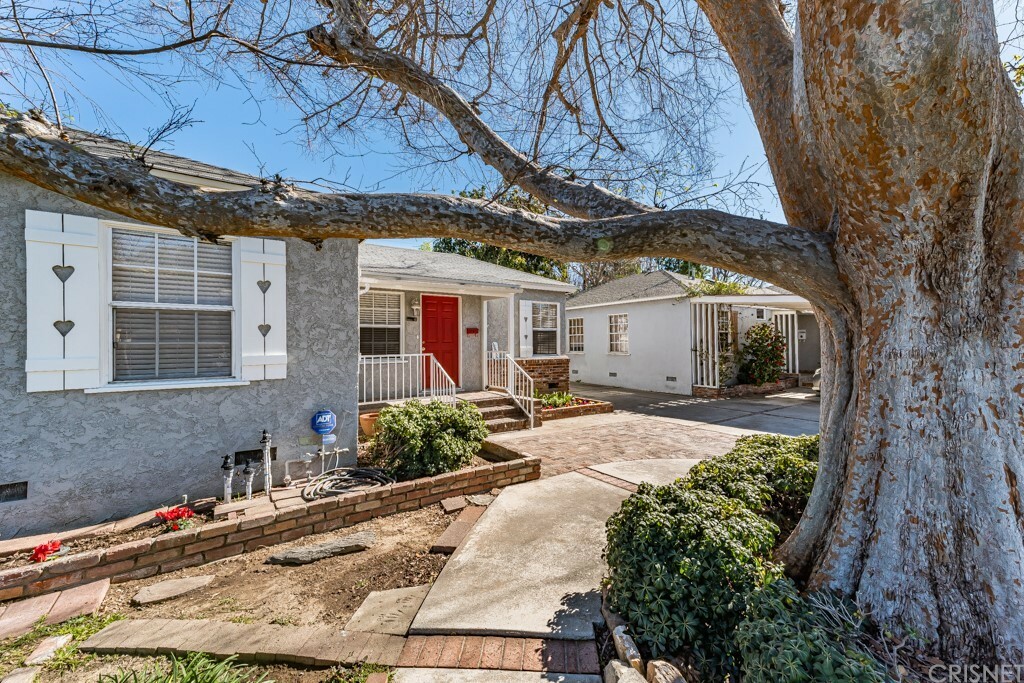 Property Photo:  6844 Zelzah Avenue  CA 91335 