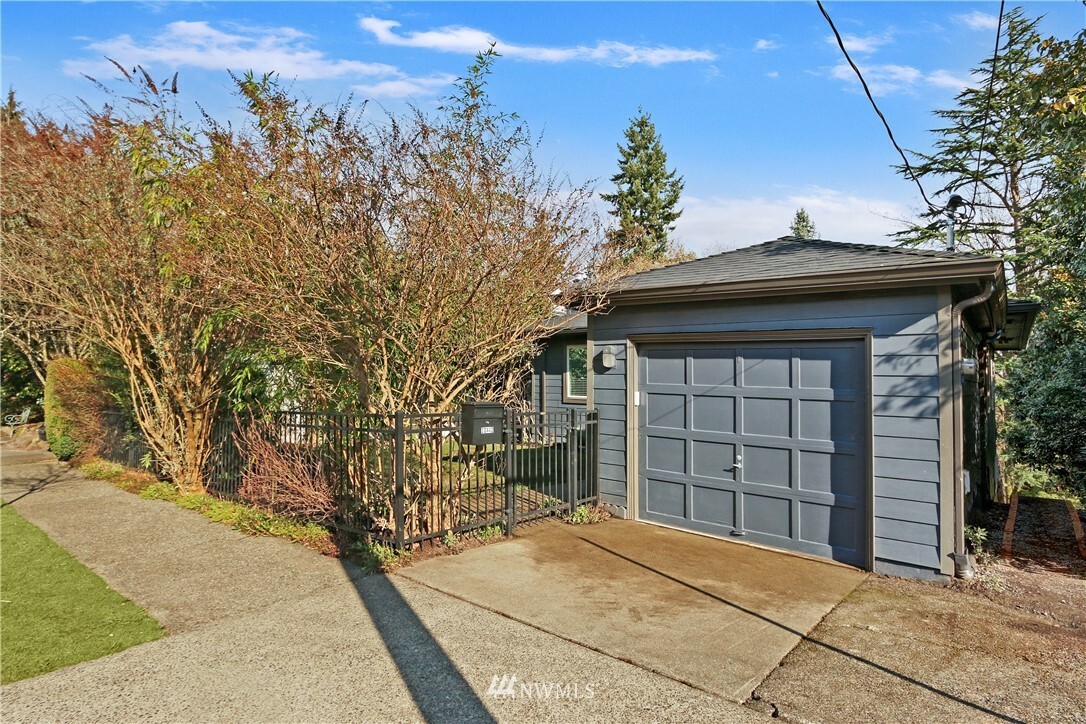 Property Photo:  10442 Waters Avenue S  WA 98178 