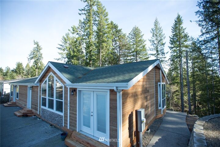 Property Photo:  1761 E Trails End Drive  WA 98528 