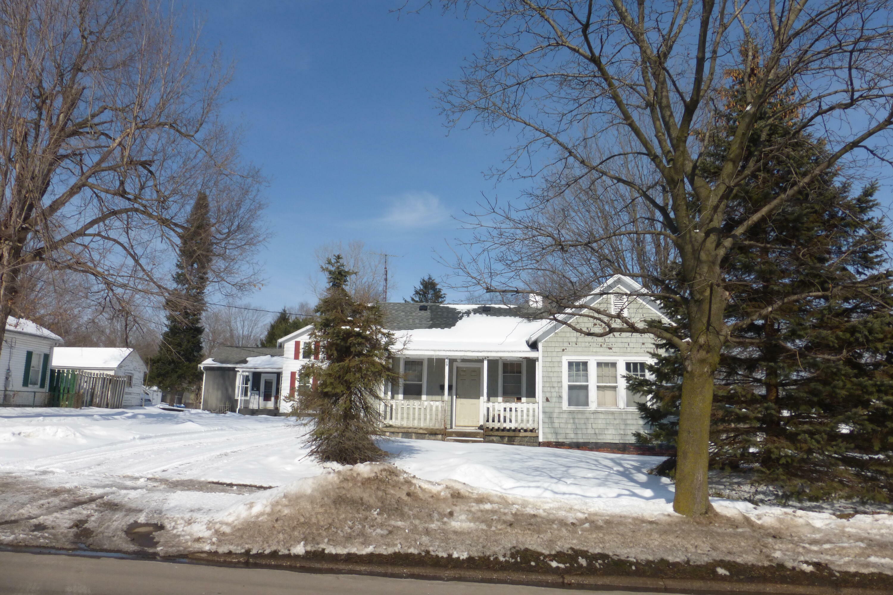 Property Photo:  519 Grant Street  MI 49120 