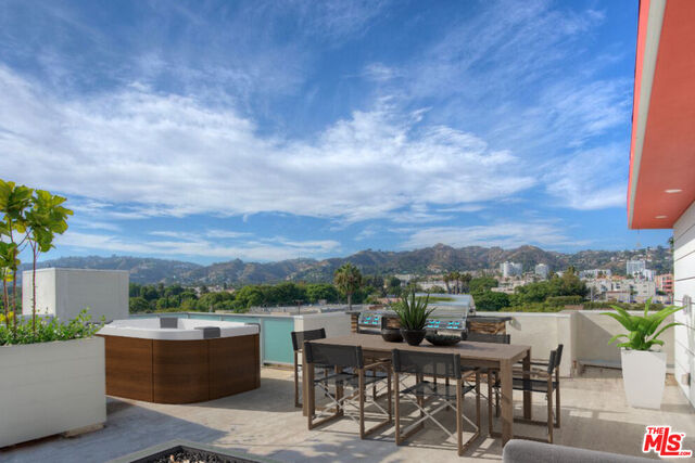 Property Photo:  1148  N Detroit St Ph  CA 90046